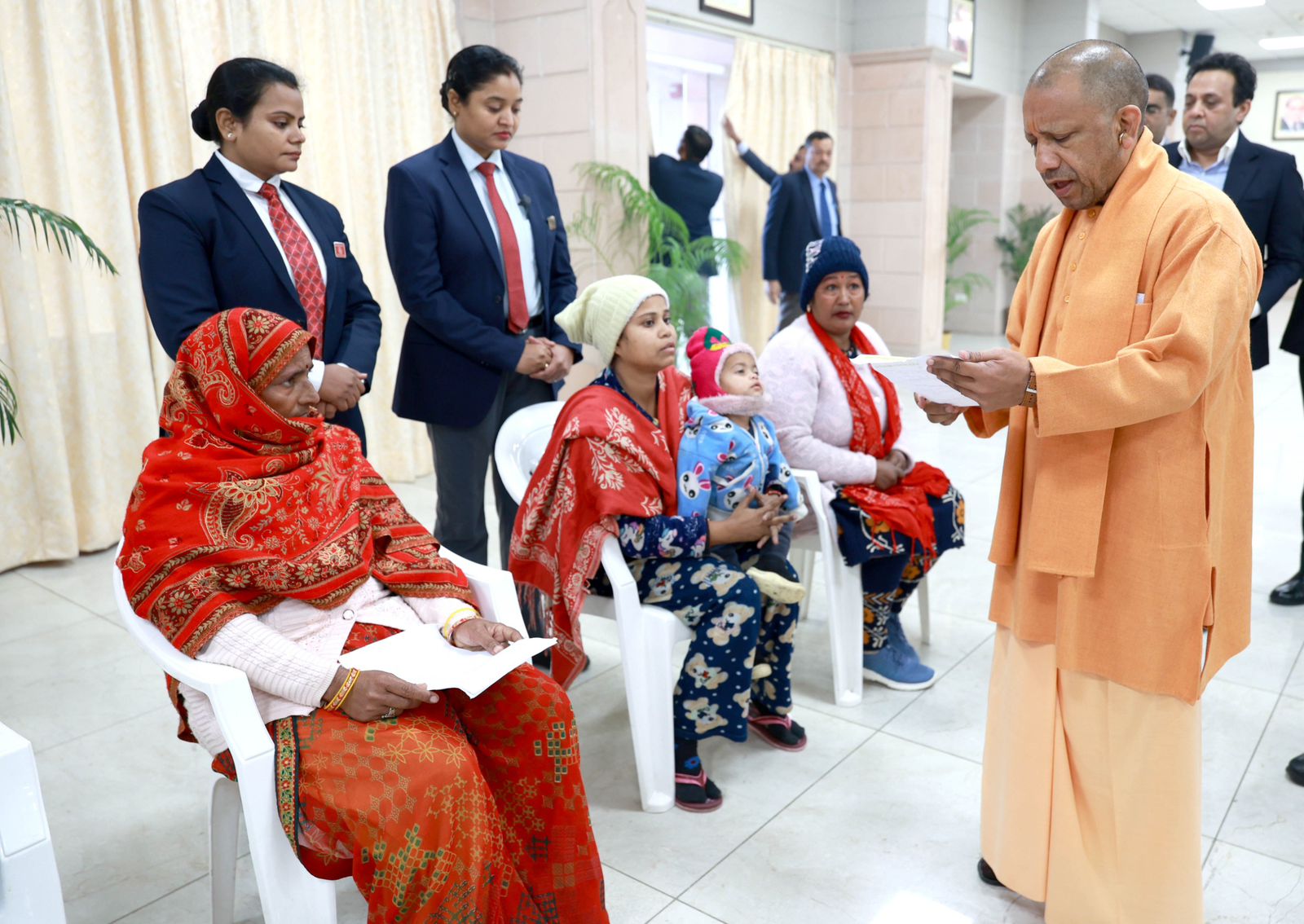 मुख्यमंत्री आवास पर जनता दर्शन में पहुंचे फरियादी। 