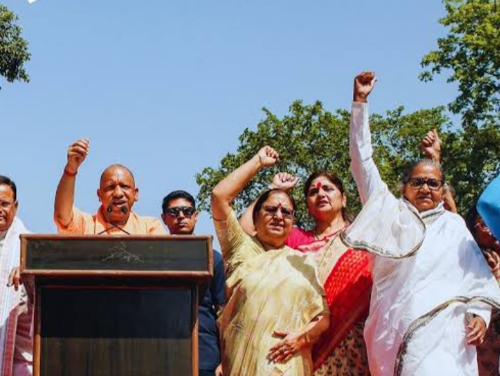  महिला आरक्षण को लेकर लखनऊ में सियासी गरमाहट, सीएम योगी के नेतृत्व में महिलाओं का प्रदर्शन