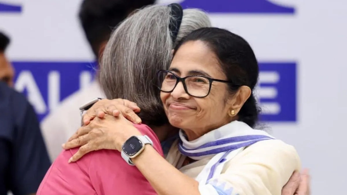 INDIA गठबंधन की बैठक में दिखी विपक्षी एकता, ममता-सोनिया की गर्मजोशी और राहुल-अखिलेश का हैंडशेक चर्चा में
