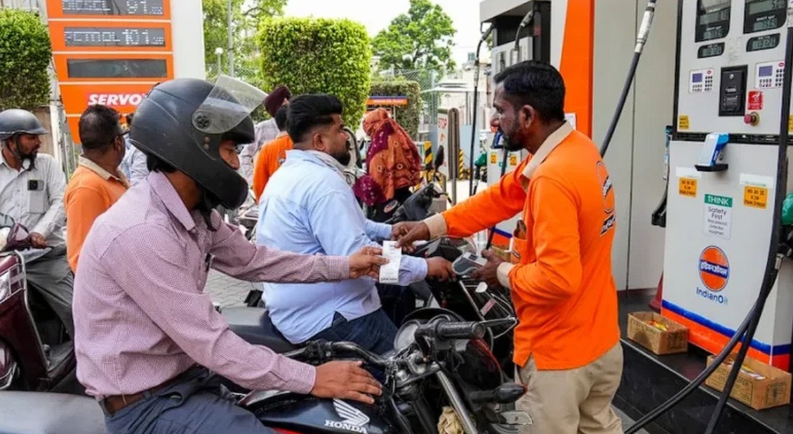 दिल्ली में पेट्रोल ₹102 के पार, डीजल ₹95 से ऊपर – ईंधन की कीमतों में फिर उछाल Janta24x7News