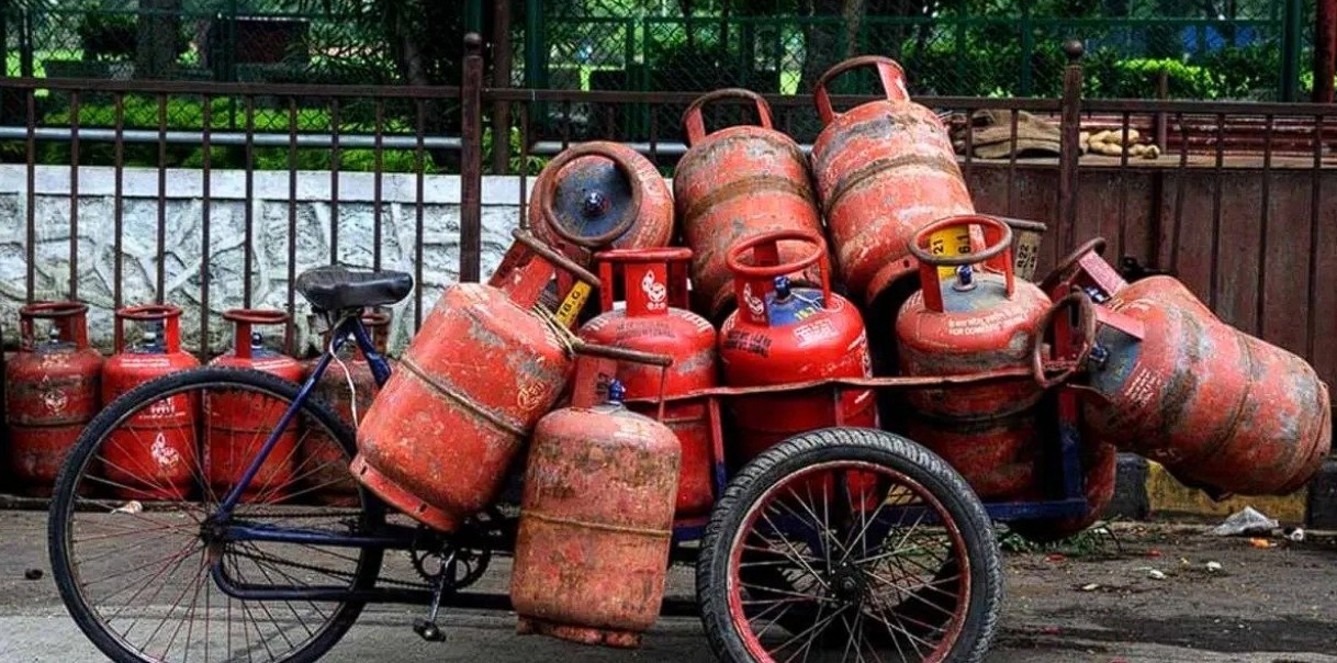 LPG सिलेंडर की कीमतों पर फिर दबाव, घरेलू बजट पर बढ़ सकती चिंता Janta24x7News
