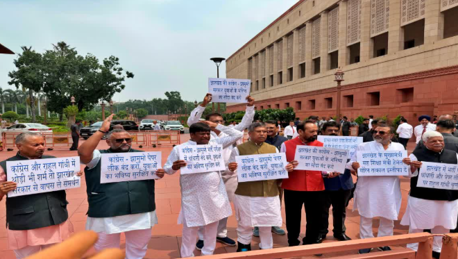 झारखंड भर्ती परीक्षाओं में पेपर लीक का आरोप, भाजपा सांसदों ने संसद परिसर में किया प्रदर्शन; सीबीआई जांच की मांग