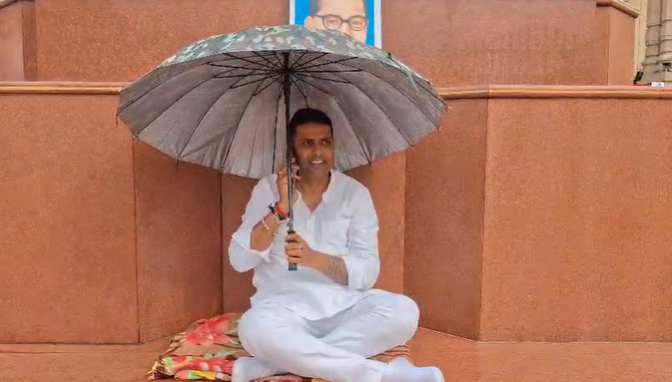 यूपी विधानसभा: सपा विधायक सचिन यादव चौधरी चरण सिंह की प्रतिमा के नीचे धरने पर बैठे