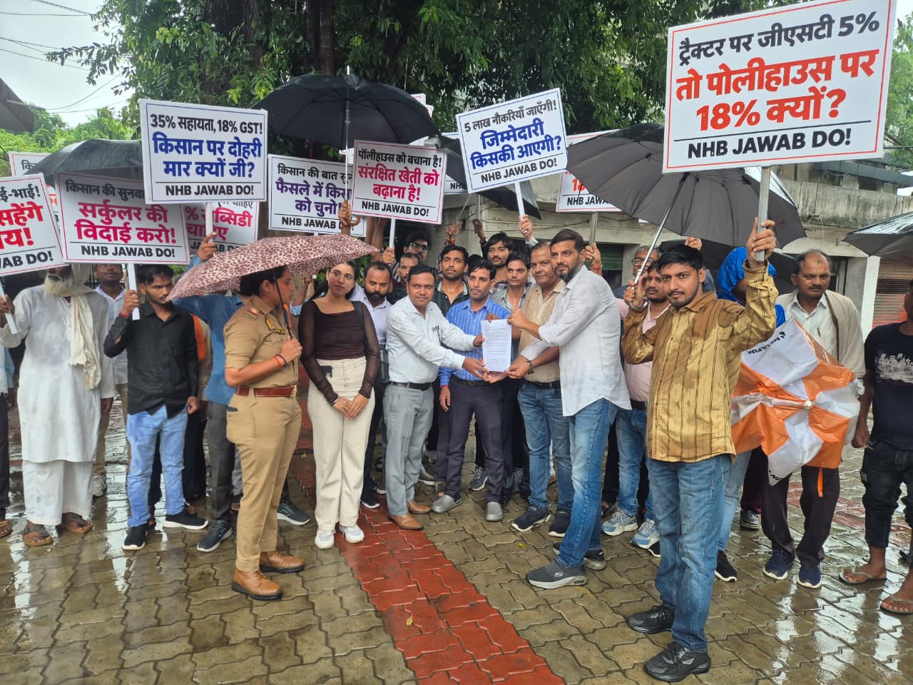 पॉलीहाउस योजना में सहायता कटौती का विरोध, 10 राज्यों के किसानों ने NHB के खिलाफ प्रदर्शन