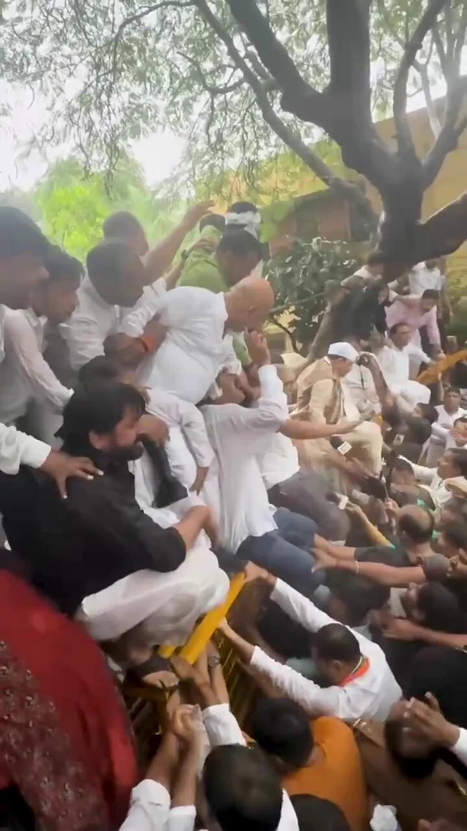 लखनऊ में कांग्रेस का प्रदर्शन, ज्ञानेश कुमार के इस्तीफे की मांग