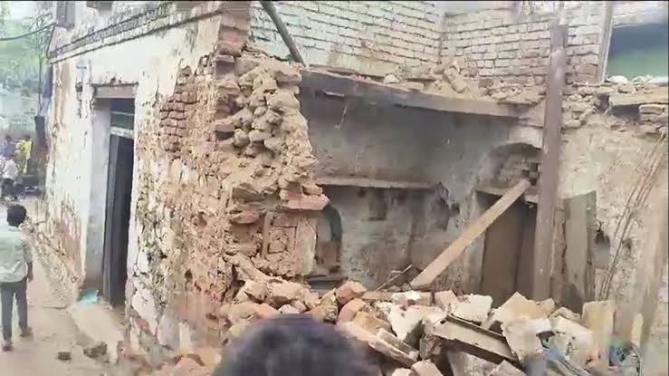 लखीमपुर में बारिश बनी काल! कच्चा मकान गिरने से पति-पत्नी और बेटे की दर्दनाक मौत