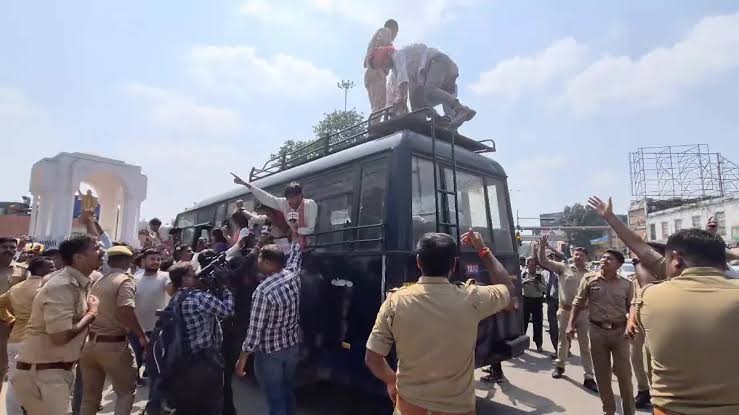 लखनऊ में SIR को लेकर सपा कार्यकर्ताओं का प्रदर्शन, हजरतगंज में नारेबाजी और हिरासत