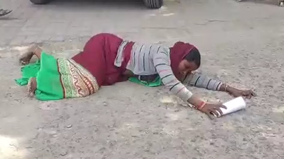  एक साल से पति लापता, जमीन पर कब्जे की शिकायत लेकर दंडवत करते हुए DM के पास पहुंची महिला