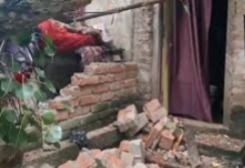 महराजगंज में बारिश के बीच हादसा, पीपल का पेड़ गिरने से 4 घर तबाह