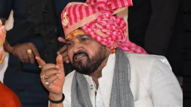 कांग्रेस की 150 सीटों की दावेदारी पर बृजभूषण का तंज, बोले- “अखिलेश के बिना सब सूना”