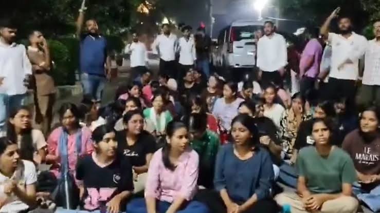 लखनऊ के कैलाश हॉस्टल मेस में खाने में मिले कीड़े, छात्राओं का हंगामा