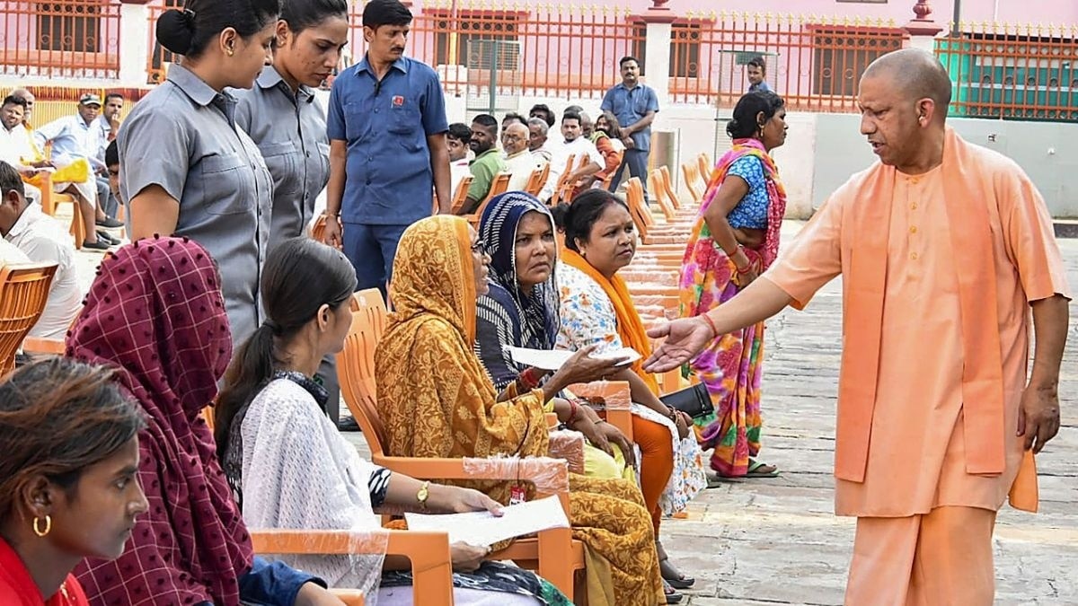 लखनऊ में CM योगी का जनता दर्शन, 5 कालिदास मार्ग पर सुनीं लोगों की समस्याएं
